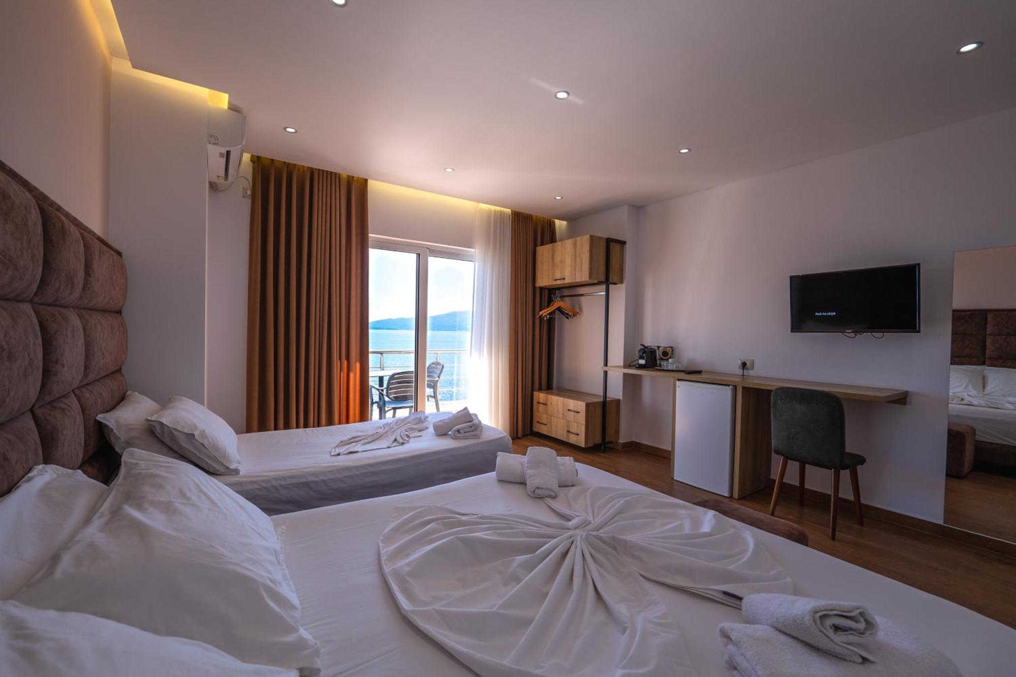 Erioni Hotel Sarandë Esterno foto