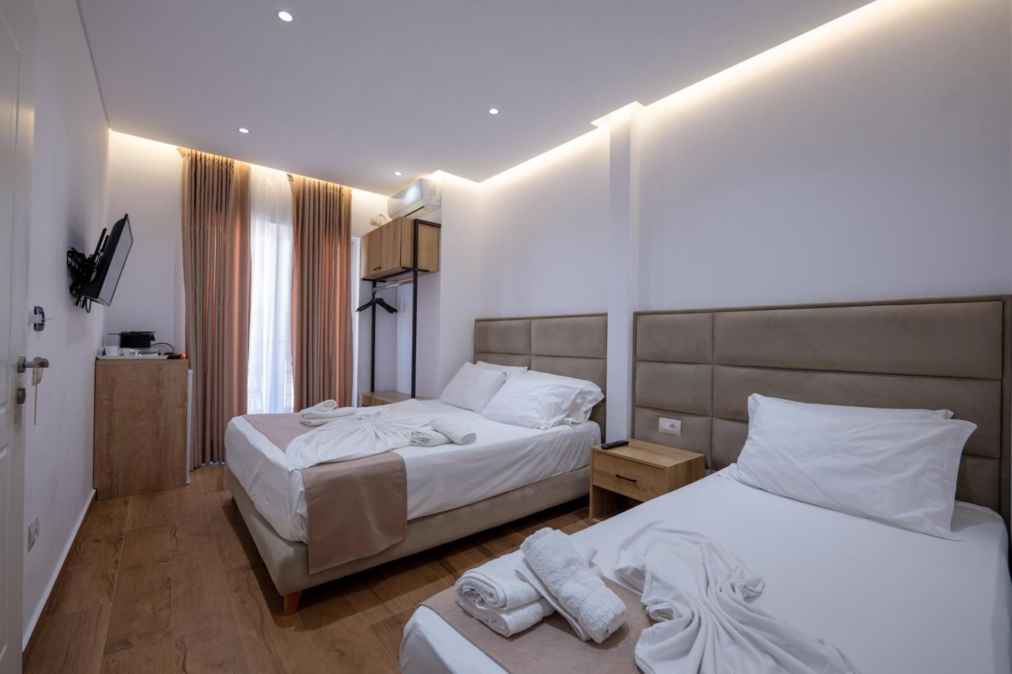 Erioni Hotel Sarandë Esterno foto