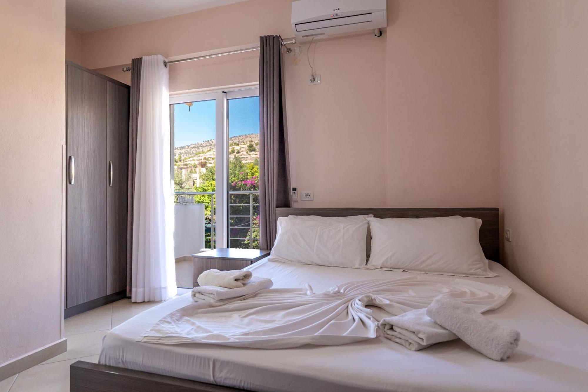 Erioni Hotel Sarandë Esterno foto