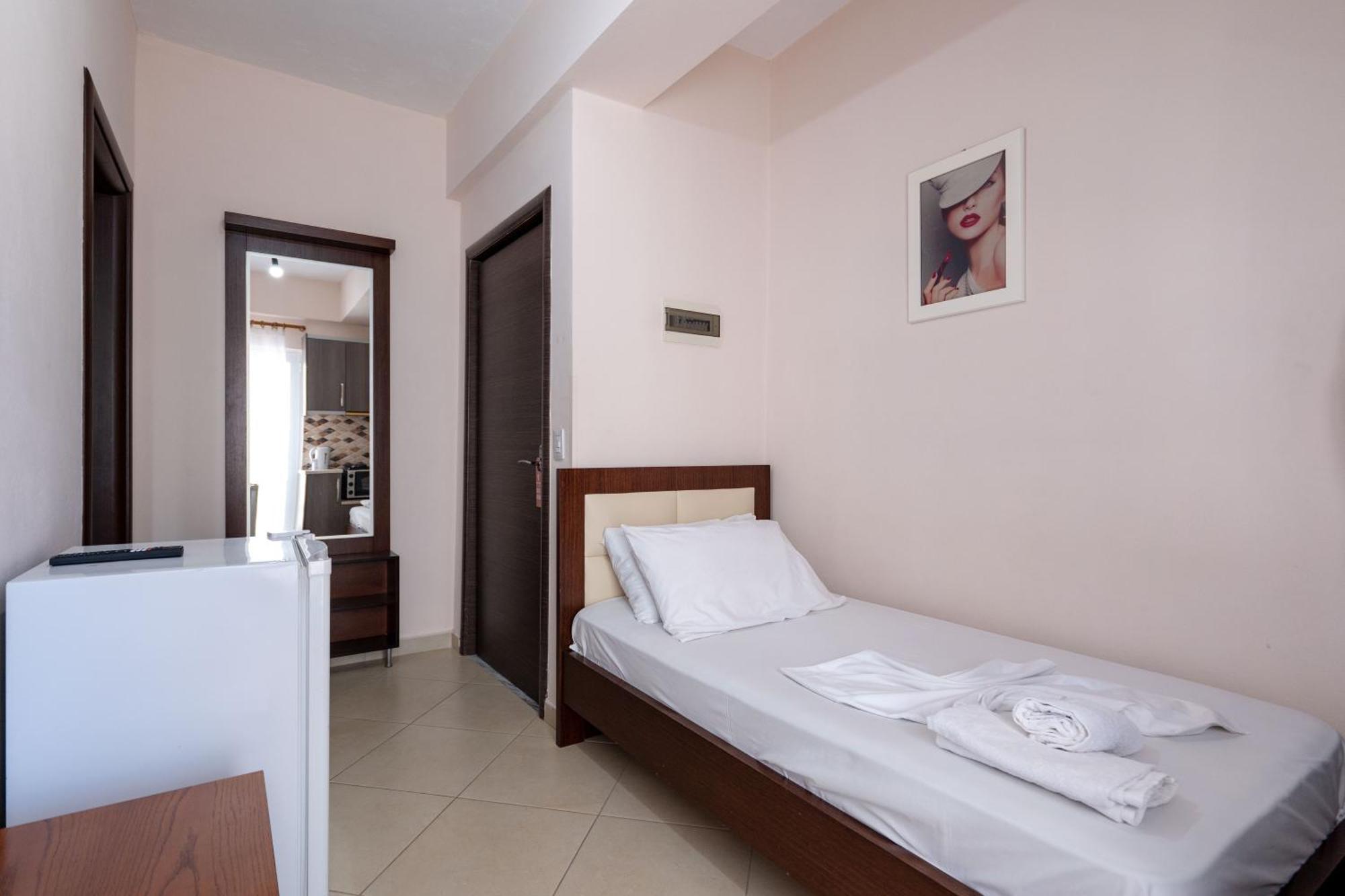 Erioni Hotel Sarandë Esterno foto