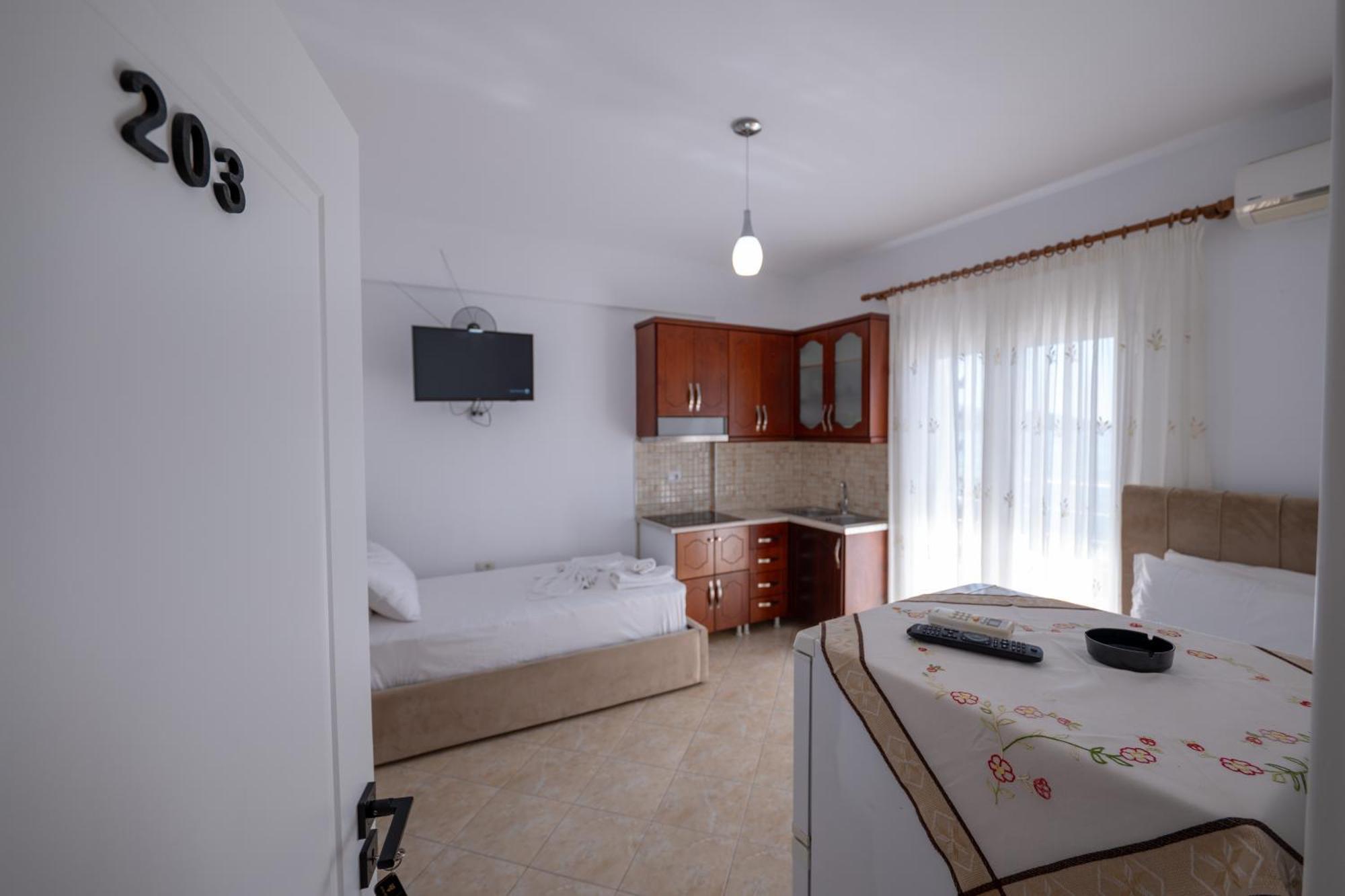 Erioni Hotel Sarandë Esterno foto