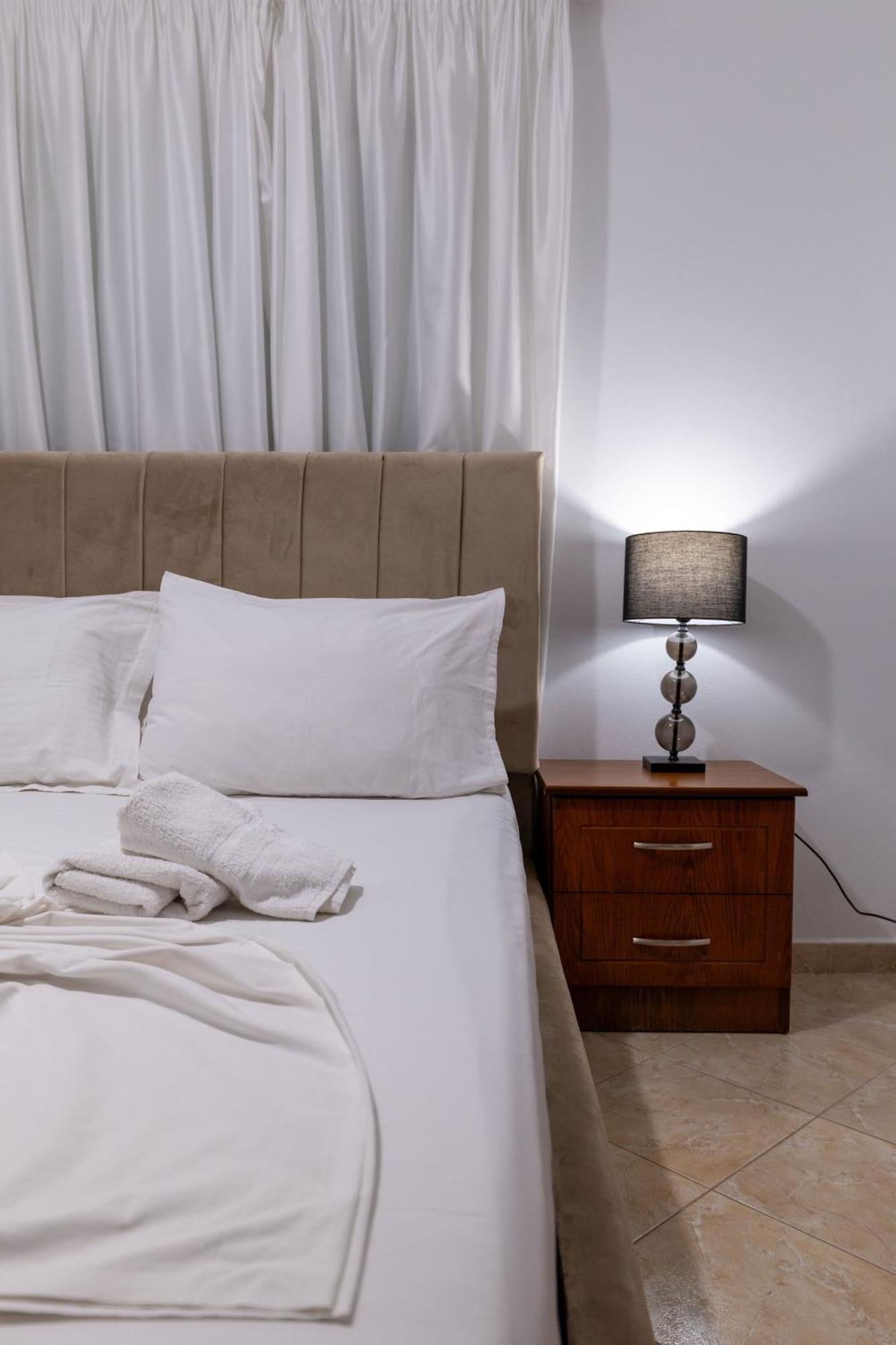 Erioni Hotel Sarandë Esterno foto