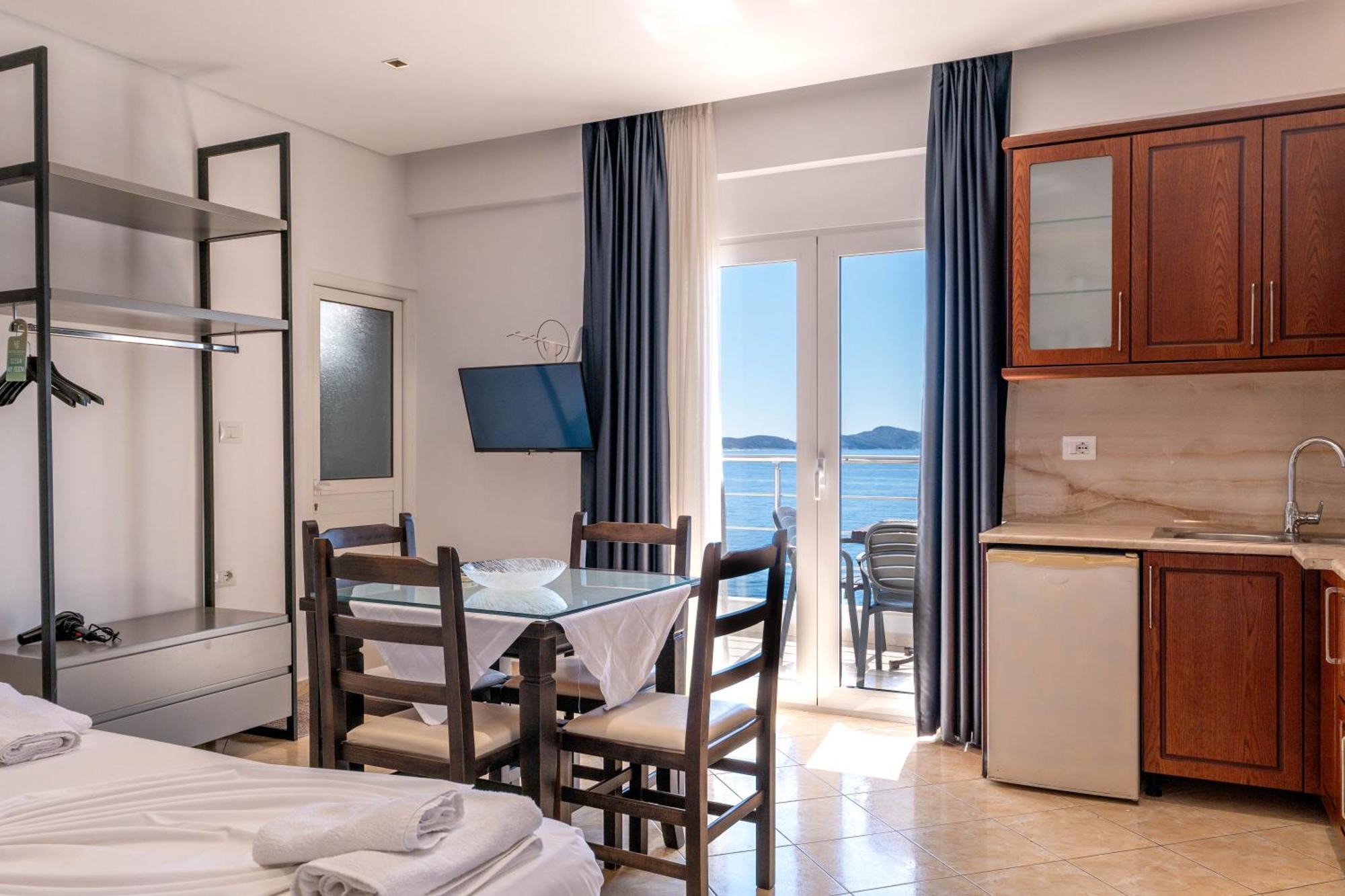 Erioni Hotel Sarandë Esterno foto