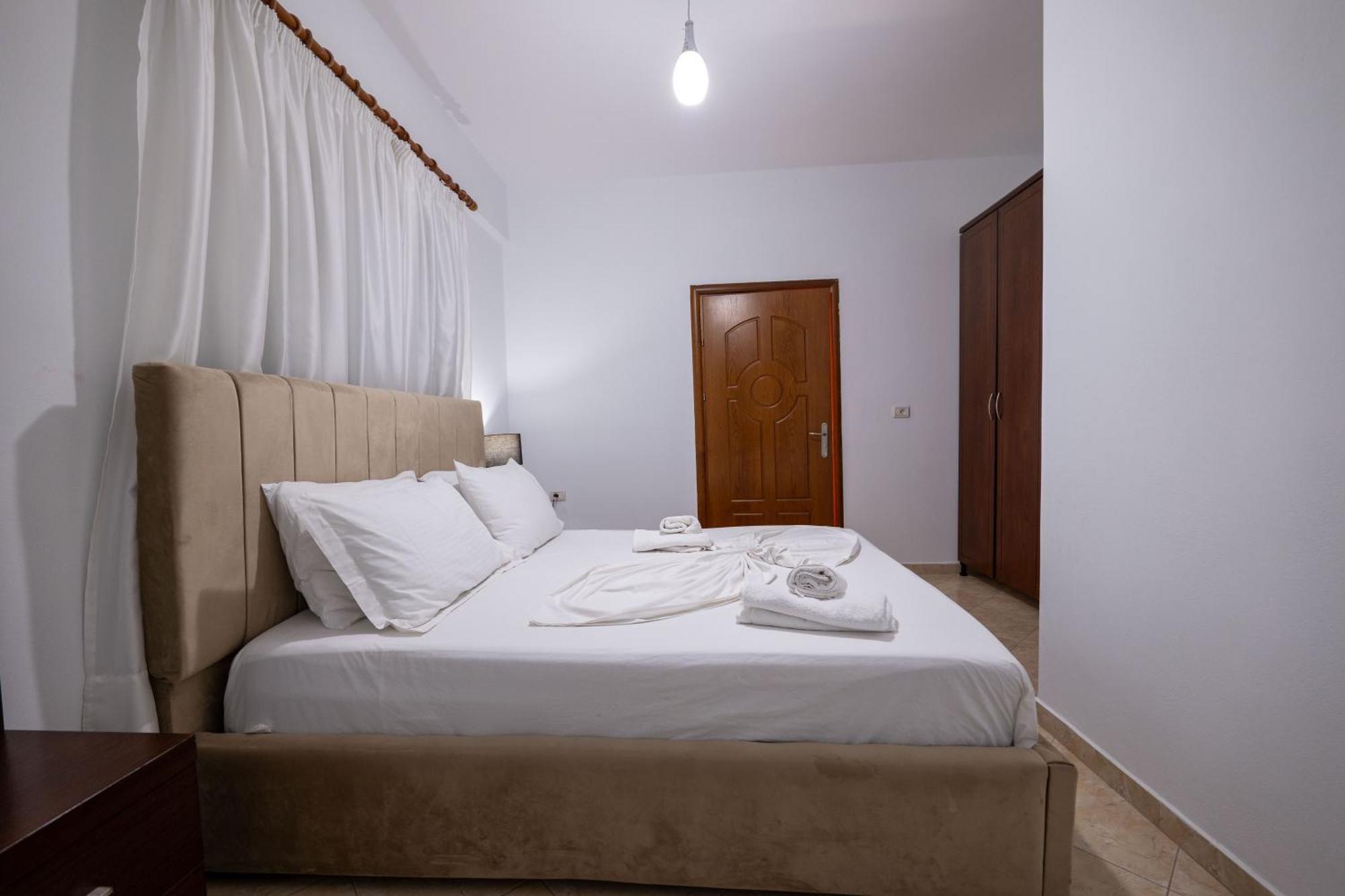 Erioni Hotel Sarandë Esterno foto