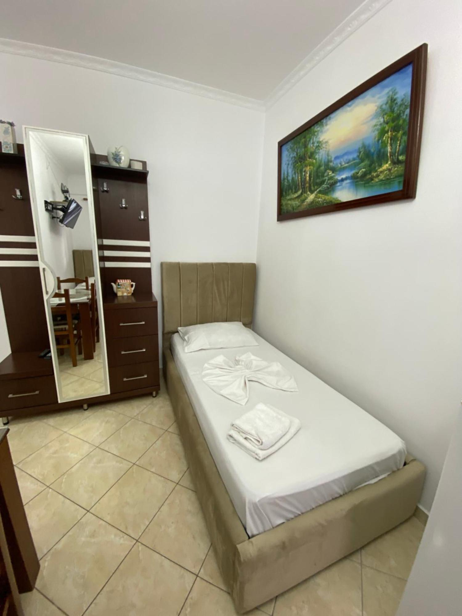Erioni Hotel Sarandë Esterno foto